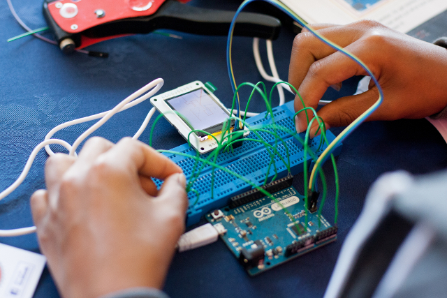 This digital Etch A Sketch Toy was created at a workshop using Arduino